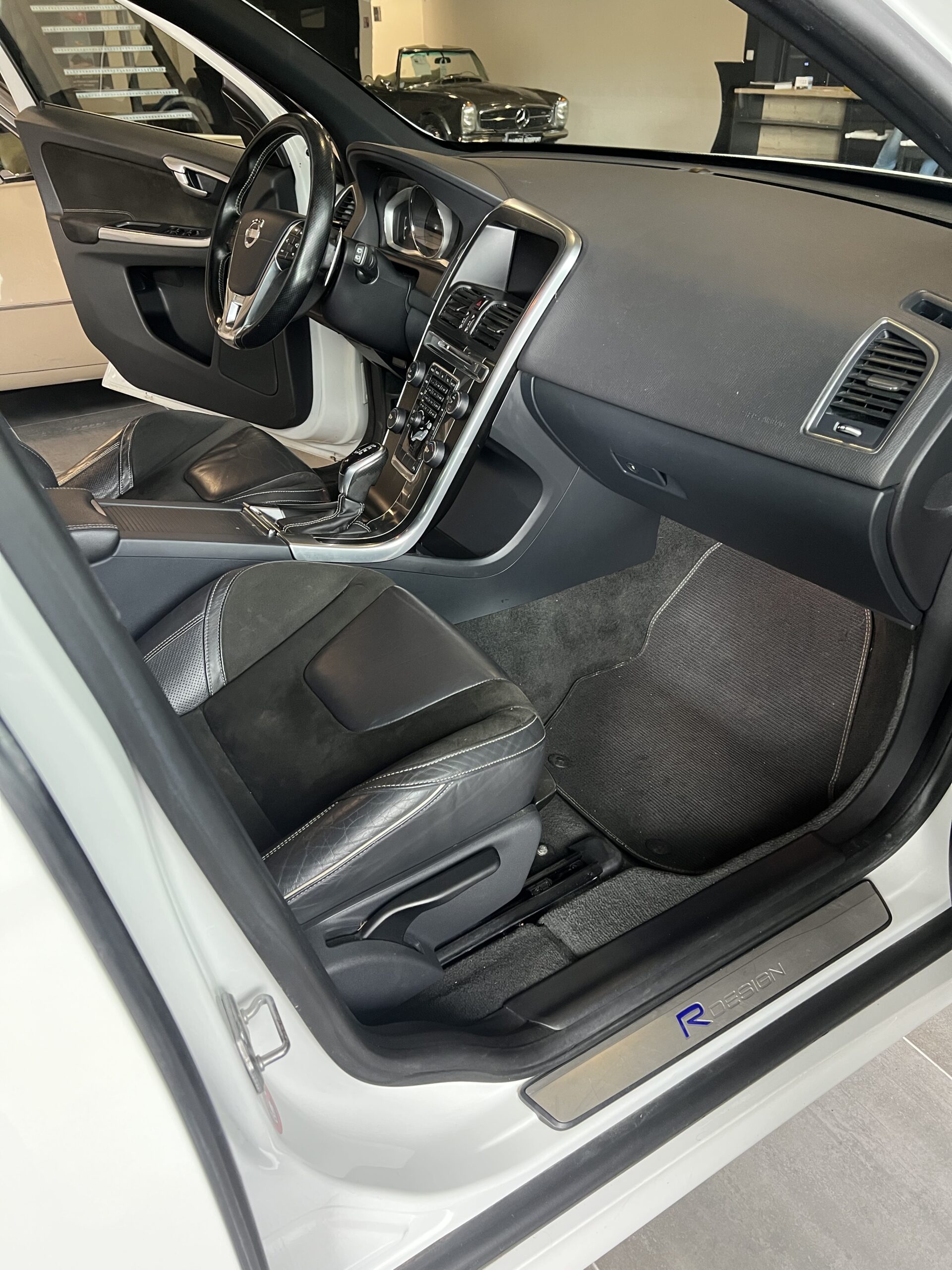 Volvo xc60 d4 awd r-design Intérieur de la voiture avec sieges avant et boite de vitesse