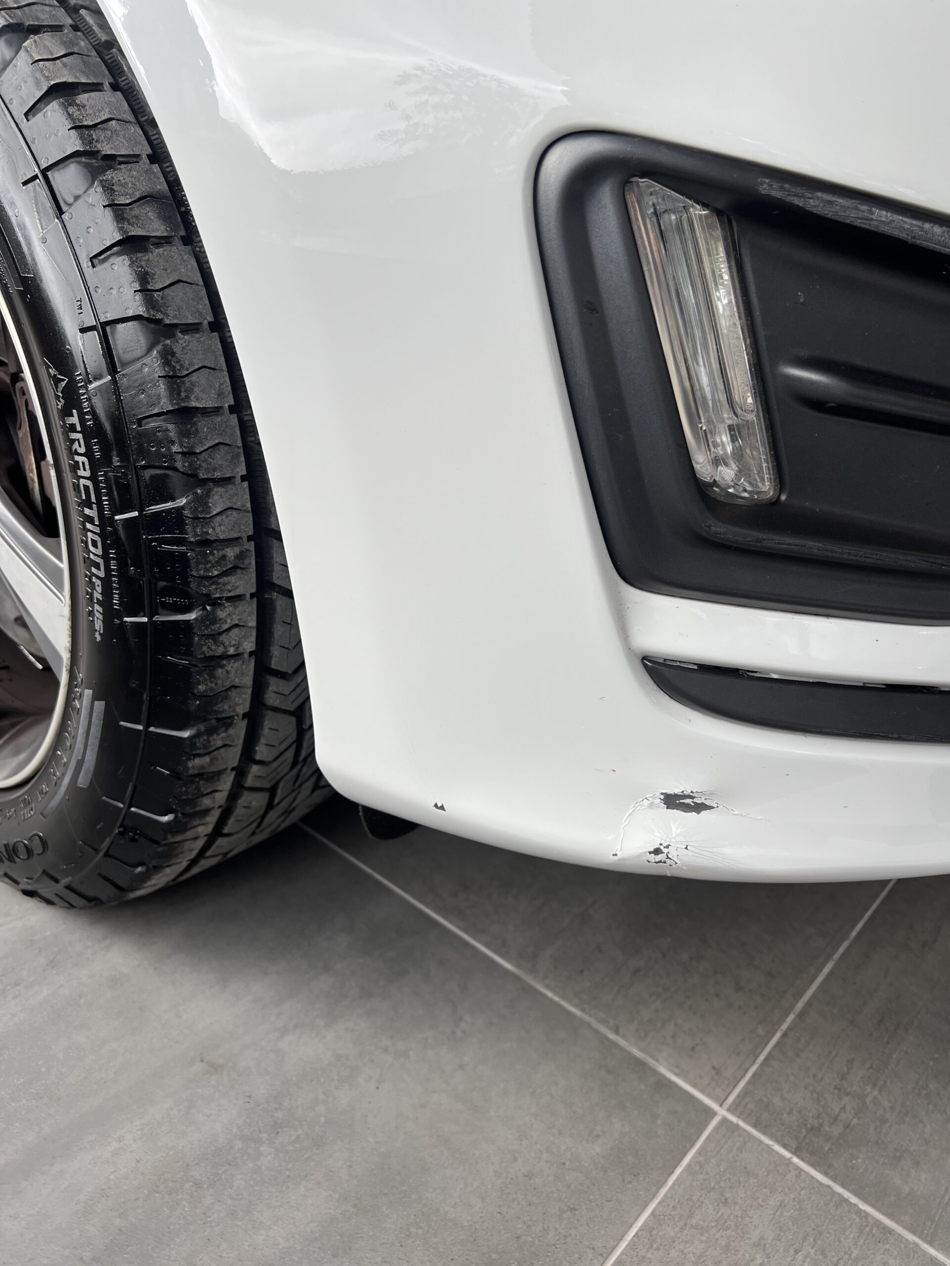 Volvo xc60 d4 awd r-design léger Accrochage sur la voiture