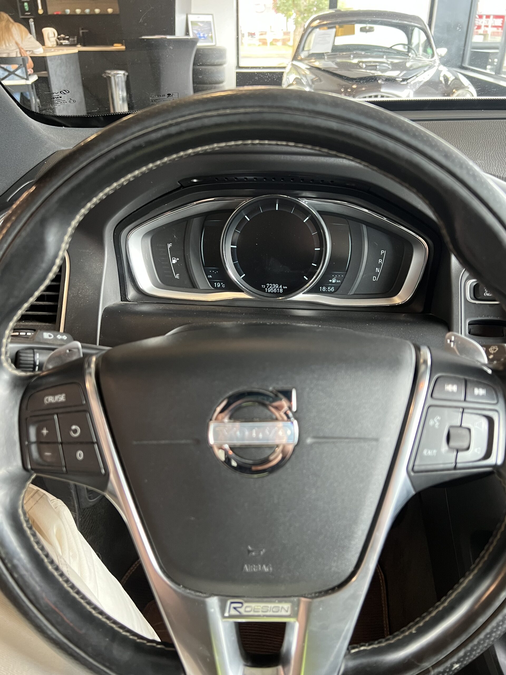 Volvo xc60 d4 awd r-design Volant de la voiture