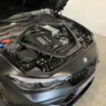 BMW SERIE 2 F87 COUPE M2 Capot relevé et vue sur le moteur