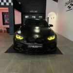 BMW SERIE 2 F87 COUPE M2 Avant de la voiture avec les phares allumés