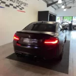 BMW SERIE 2 F87 COUPE M2 Arrière de la voiture avec les lumières arrières allumées