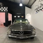 Mercedes-Benz 280 SL Cabriolet de 1971, cabriolet de collection essence automatique avec 8 000 km, disponible chez Charade Auto Sport à Aubière.