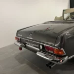 Mercedes-Benz 280 SL Cabriolet de 1971 disponible chez Charade Auto Sport à Aubière.