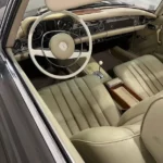 Photo d’une Mercedes-Benz 280 SL Cabriolet de 1971 disponible chez Charade Auto Sport à Aubière, près de Clermont-Ferrand. Ce cabriolet de collection essence automatique affiche 8 000 km et est présenté dans le showroom automobile Charade Auto Sport.