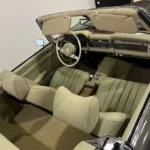 Photo d’une Mercedes-Benz 280 SL Cabriolet de 1971, disponible chez Charade Auto Sport à Aubière. Véhicule essence automatique affichant 8 000 km.