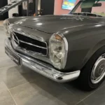 Avant véhicule d'une Mercedes-Benz 280 SL Cabriolet 1971 – Charade Auto Sport