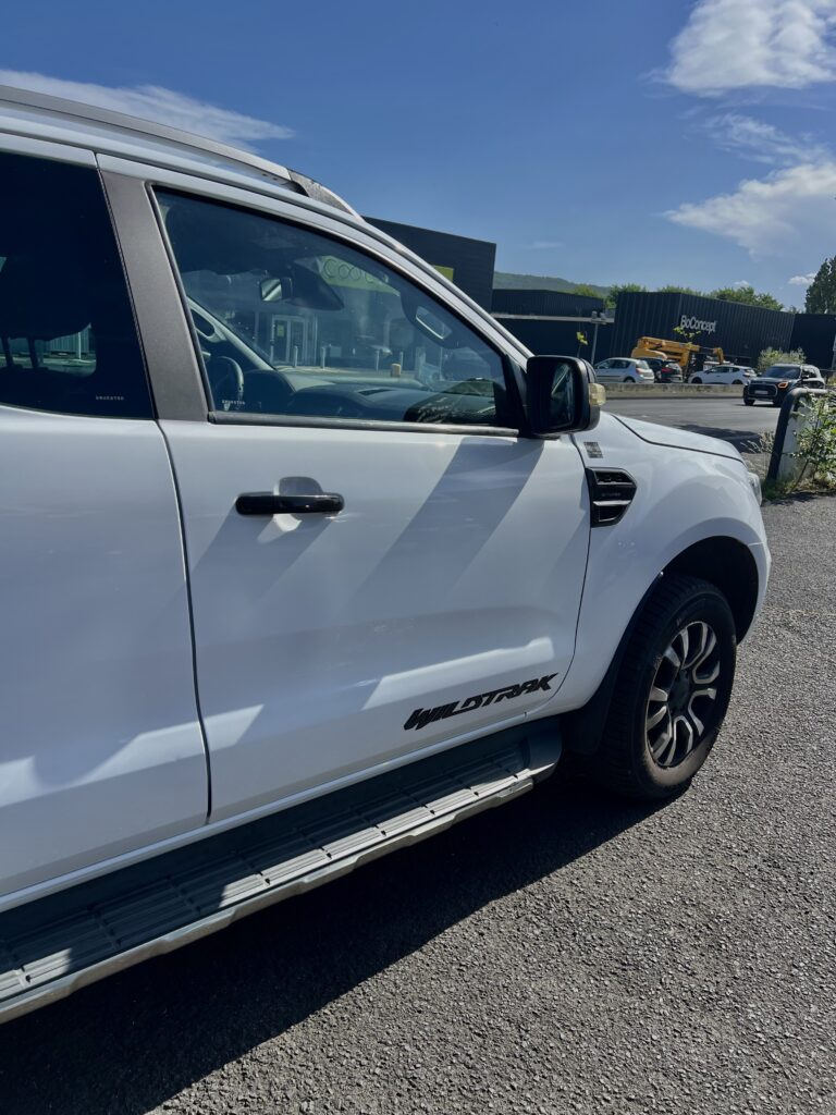 Réparation du côté avant droit d’un véhicule Ford Ranger Wildtrak réalisée par Charade Autosport à Clermont-Ferrand.