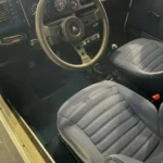 Intérieur de la Citroën Visa Chrono II avec volant et sièges avant visibles